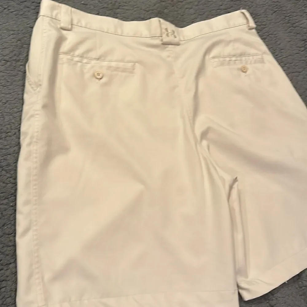 Under Armour Off White Golfing Shorts Size 40 Men’s